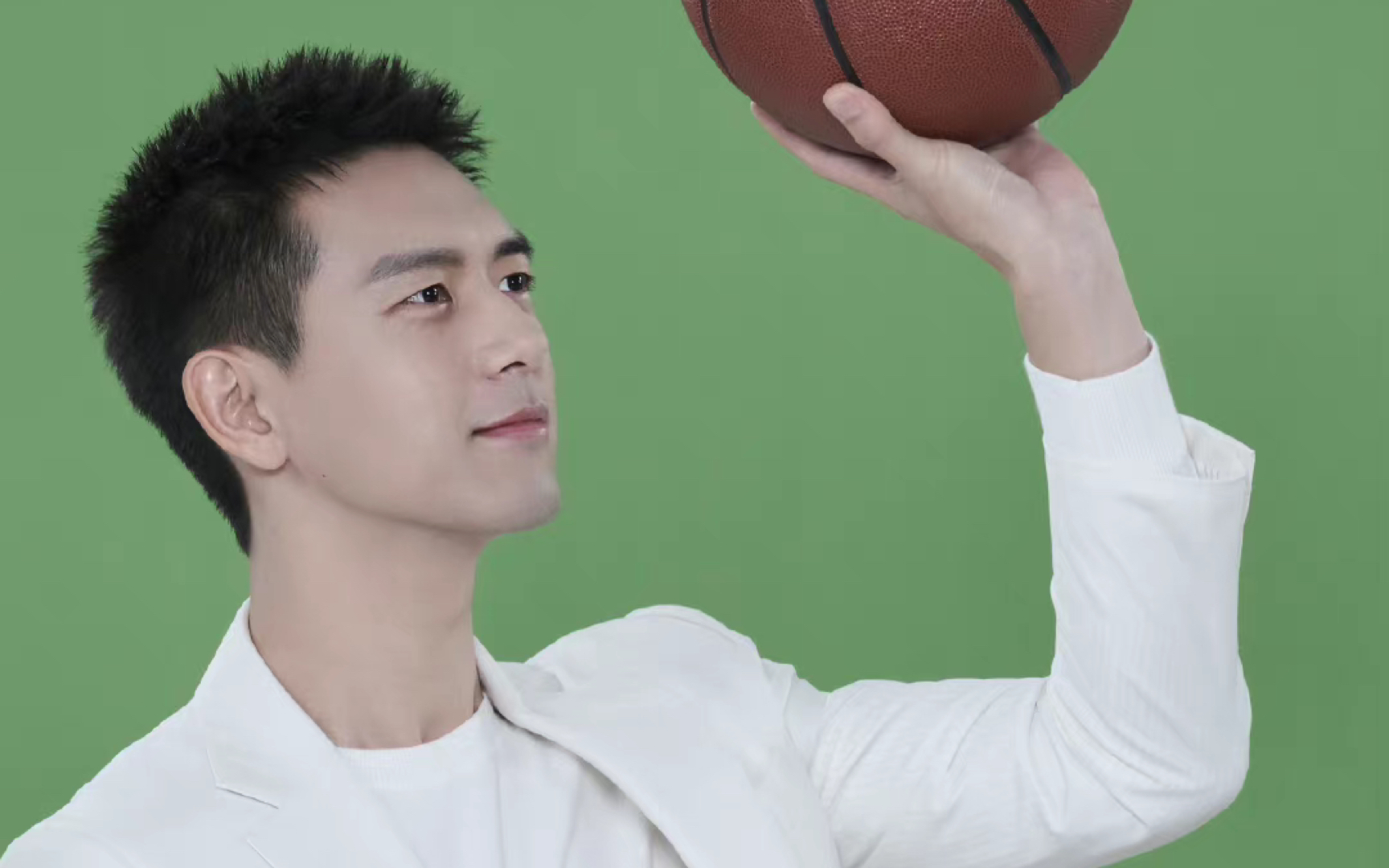 李现为什么爱打篮球?实名羡慕早期的天现宝宝了跟现哥一起看比赛