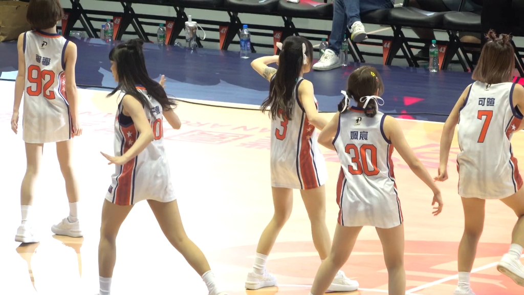 白色篮球服啦啦队