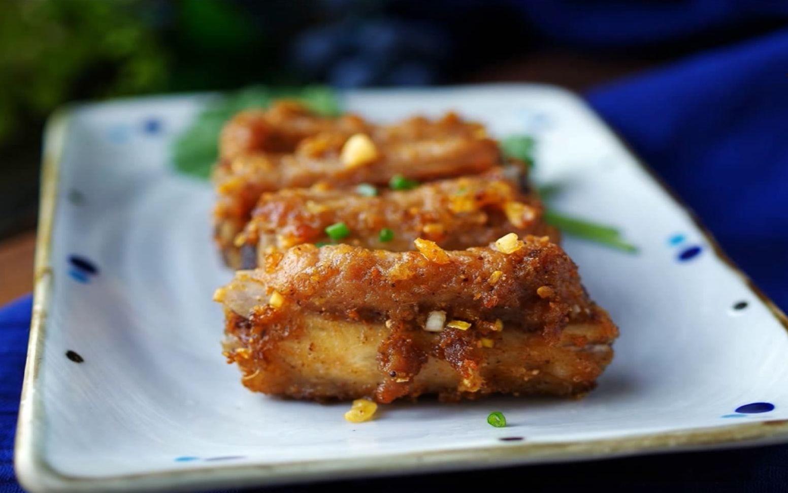 【金蒜排骨】秘制金蒜排骨,简单美味易操作!