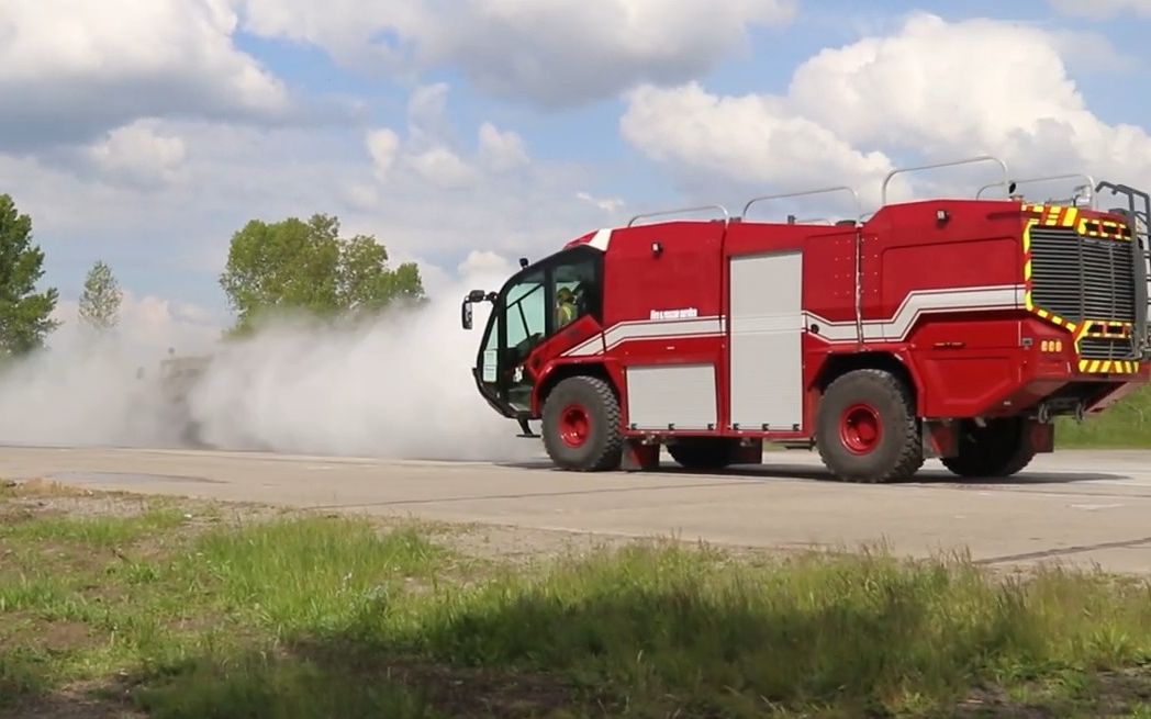 乌空军接收一批现代化机场消防车