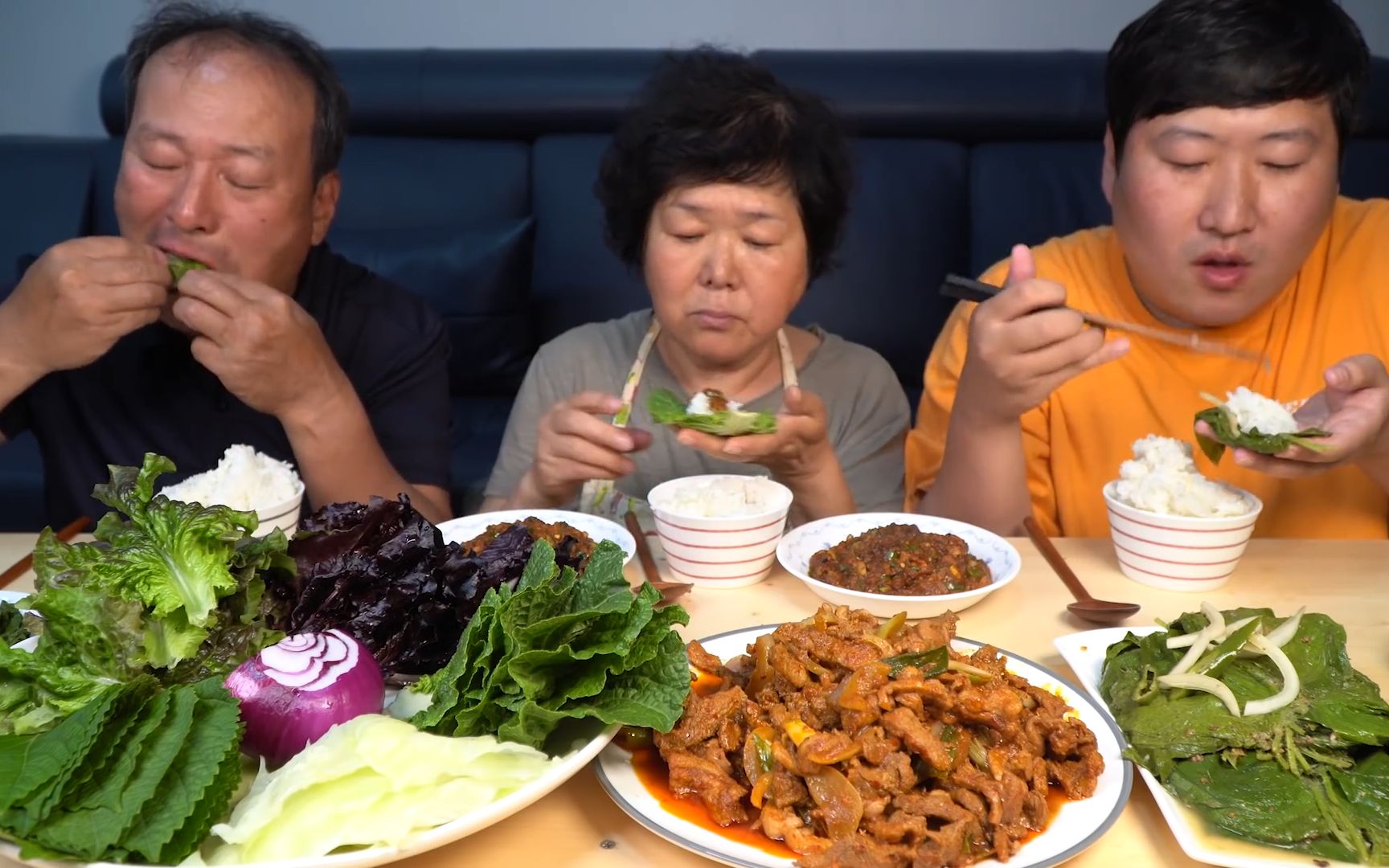 一年一次的豆叶蔬菜包饭配上美味的炒鸭肉,大口塞超满足!哔哩哔哩bilibili