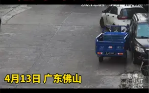 Download Video: 都市报道【三轮车未熄火 4岁女童误拧油门开走 连撞多车 头部受伤！】