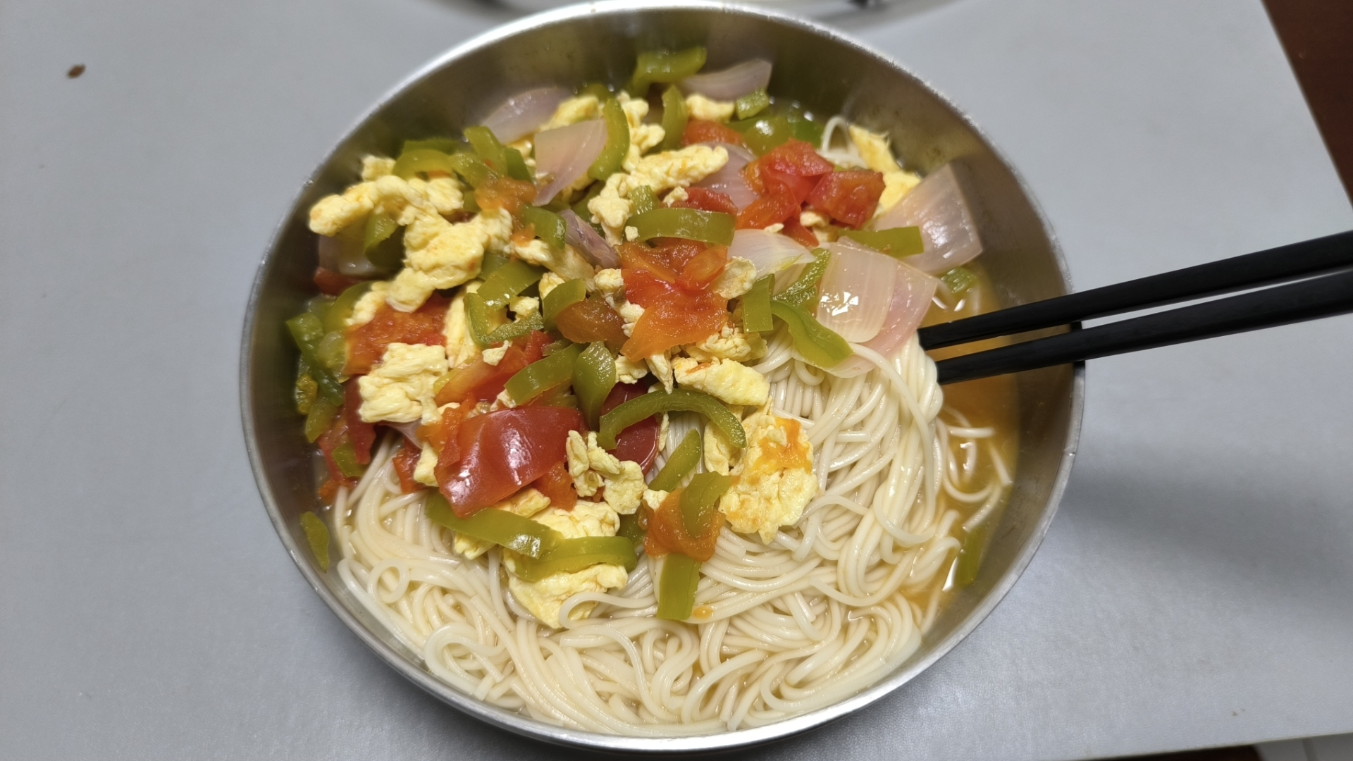 鸡蛋番茄青椒洋葱捞面条,再淋上一勺芝麻酱