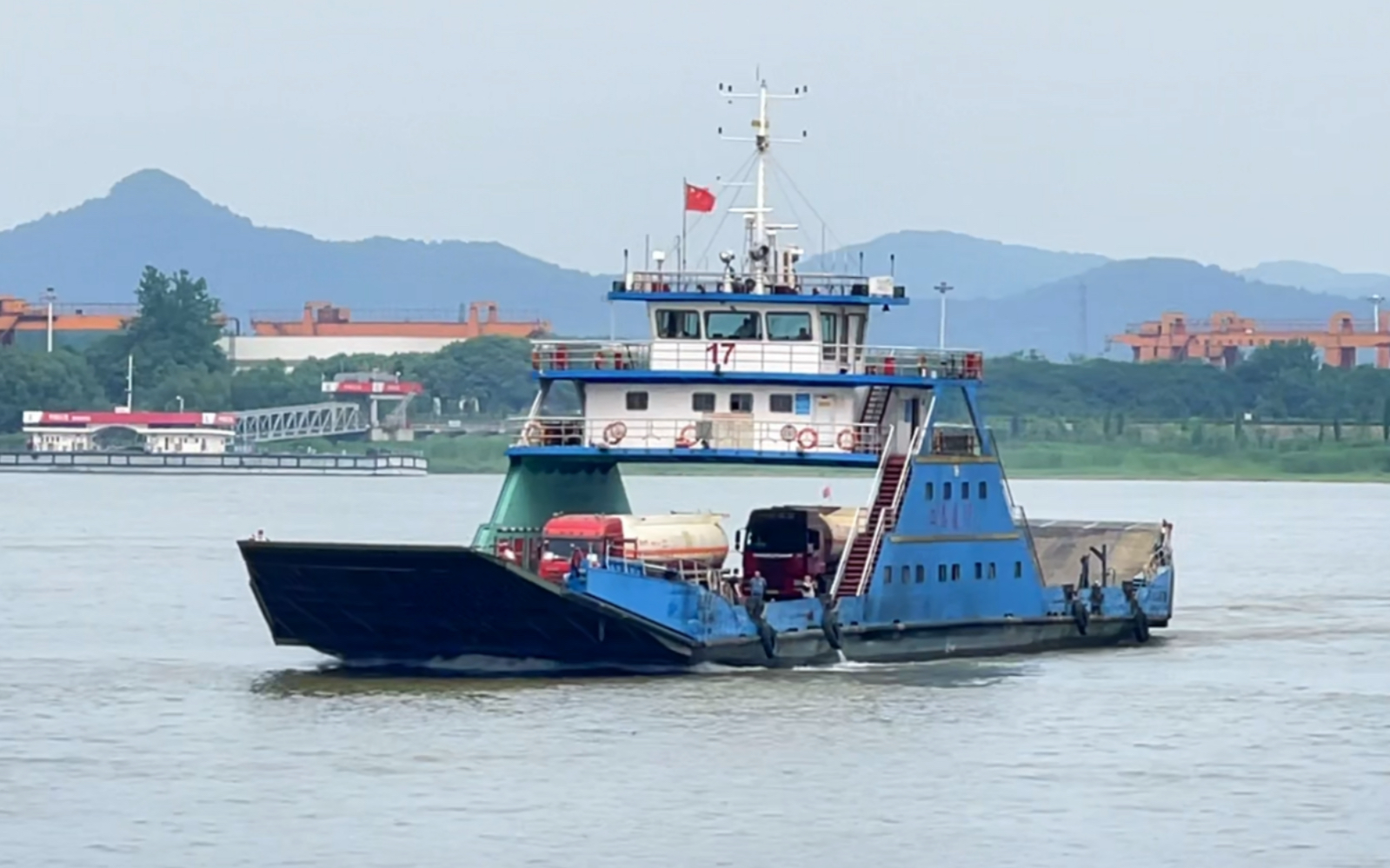 马和汽渡过江体验(3):交会租赁的江苏渡17号渡船,可隐约看见南京江宁