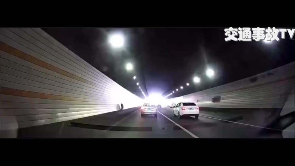 交通事故不知何故小轿车刚驶出隧道就失控发生事故