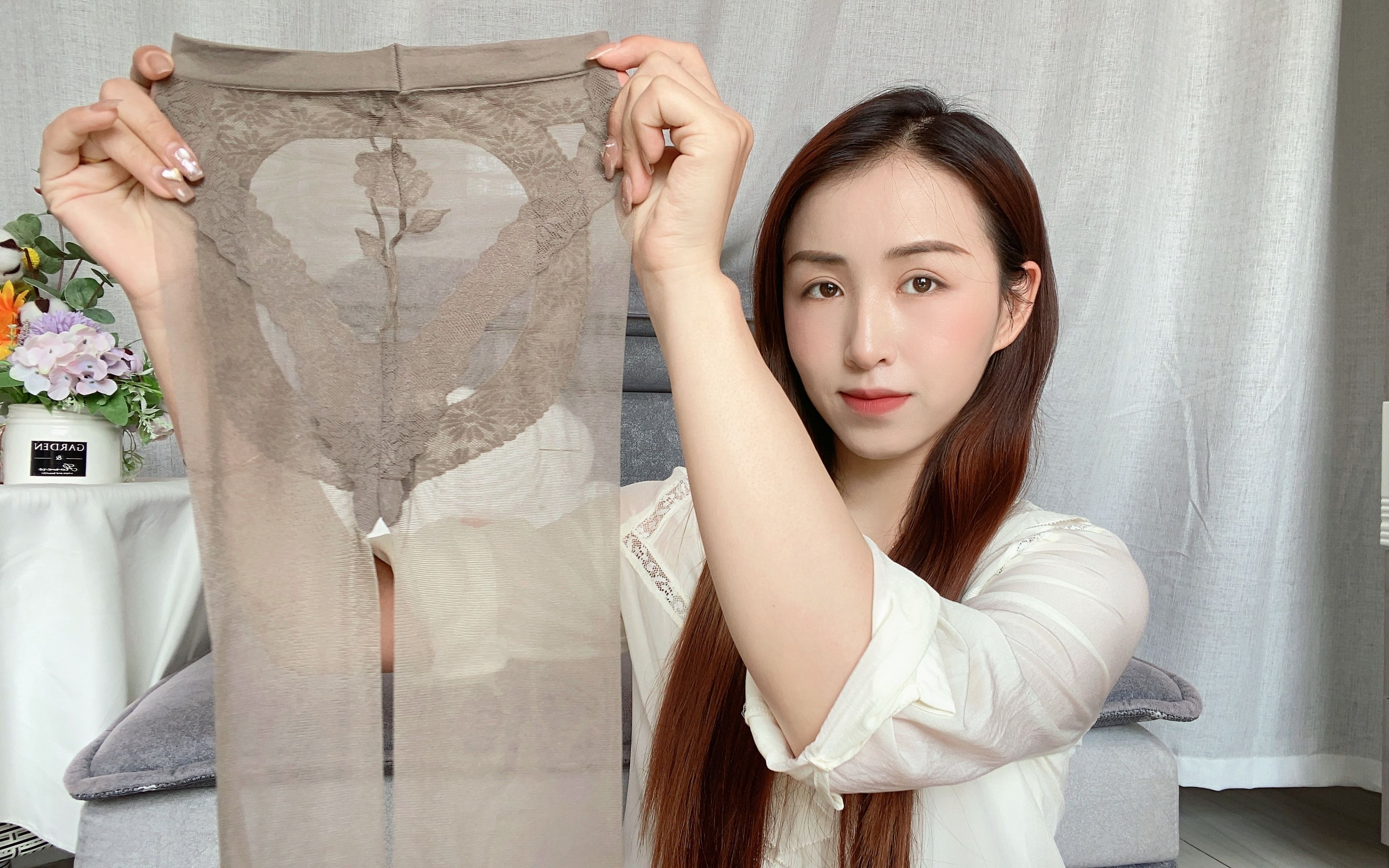 珂珂是丝袜控,试穿一款咖色蕾丝丝袜,舒适且高颜值,超爱!