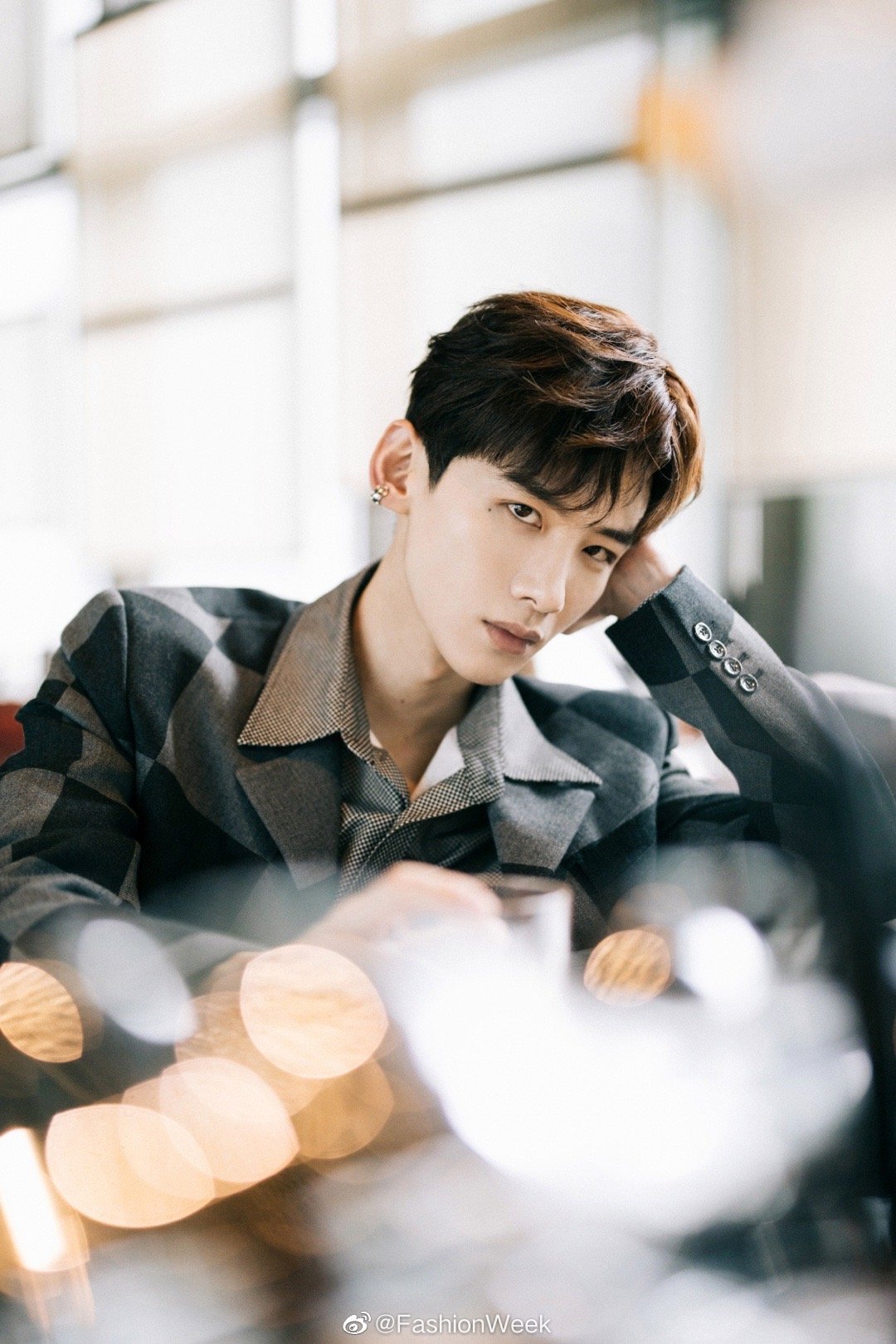 【白敬亭】路易威登2021春夏男装秀,身着经典格纹图案西装,英伦摩登