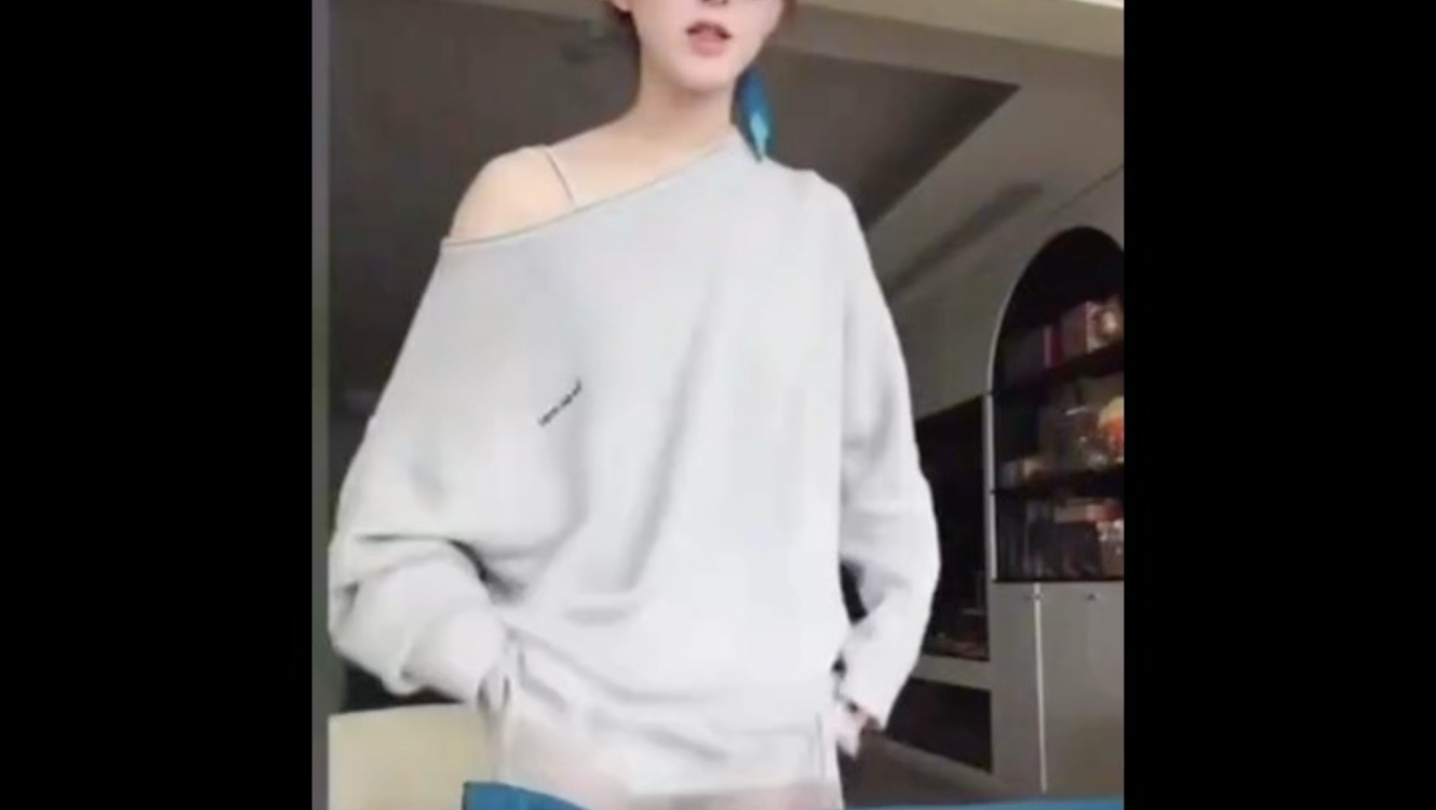 赵露思直播故意走光给男粉看的