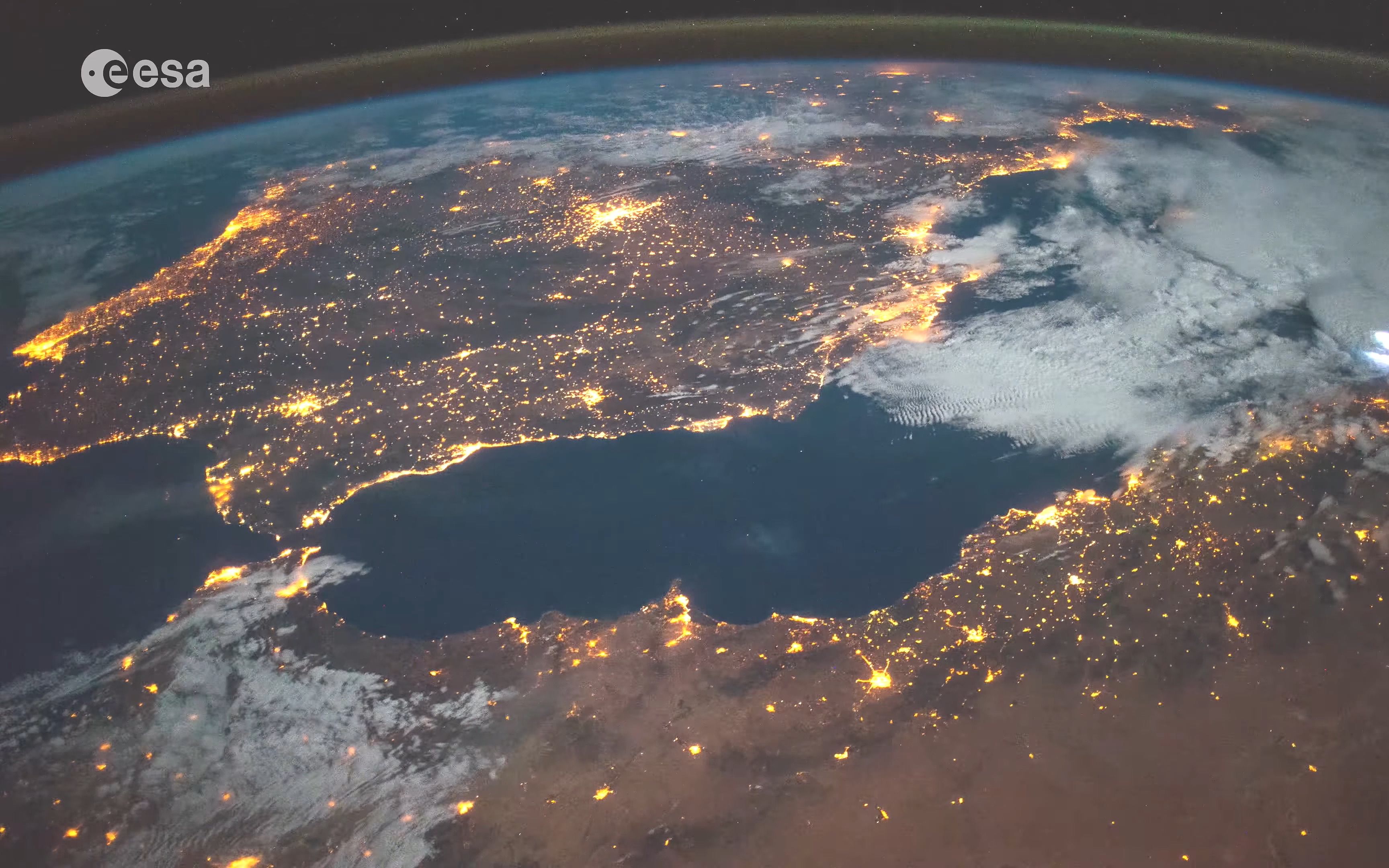 从空间站看地球欧洲东部城市夜景灯光4k