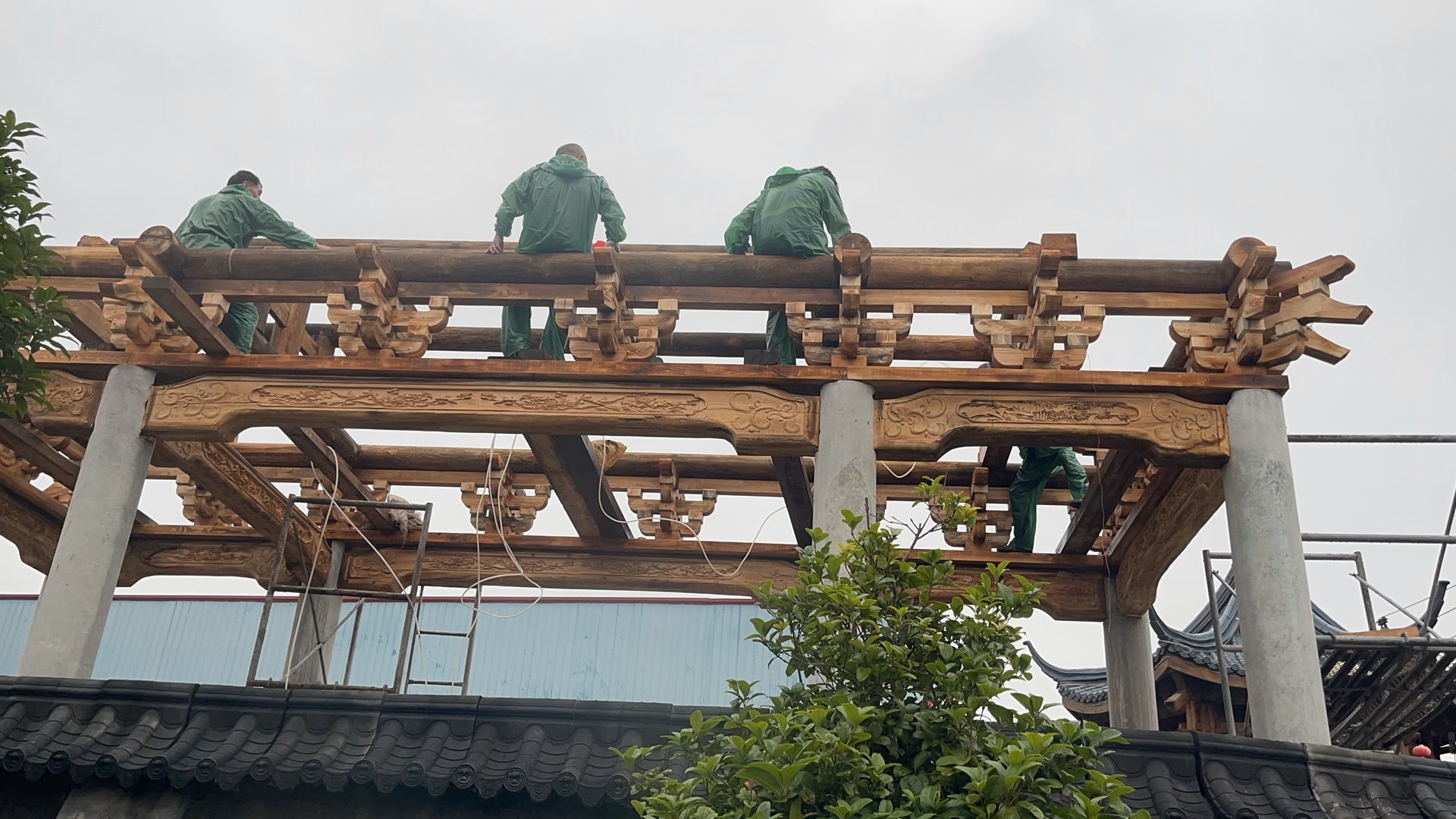 斗拱水榭 雨天安装中
