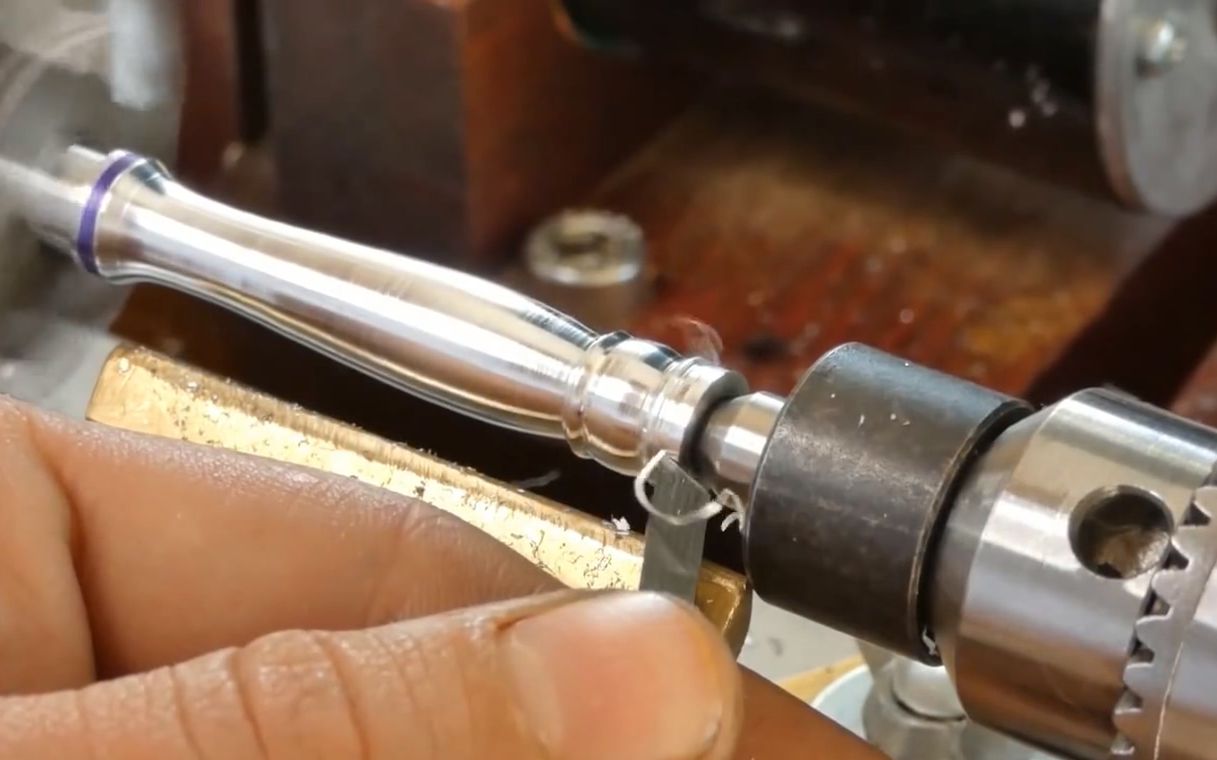 小伙用小车床车出一个小锤子,成品可以说是工艺品了