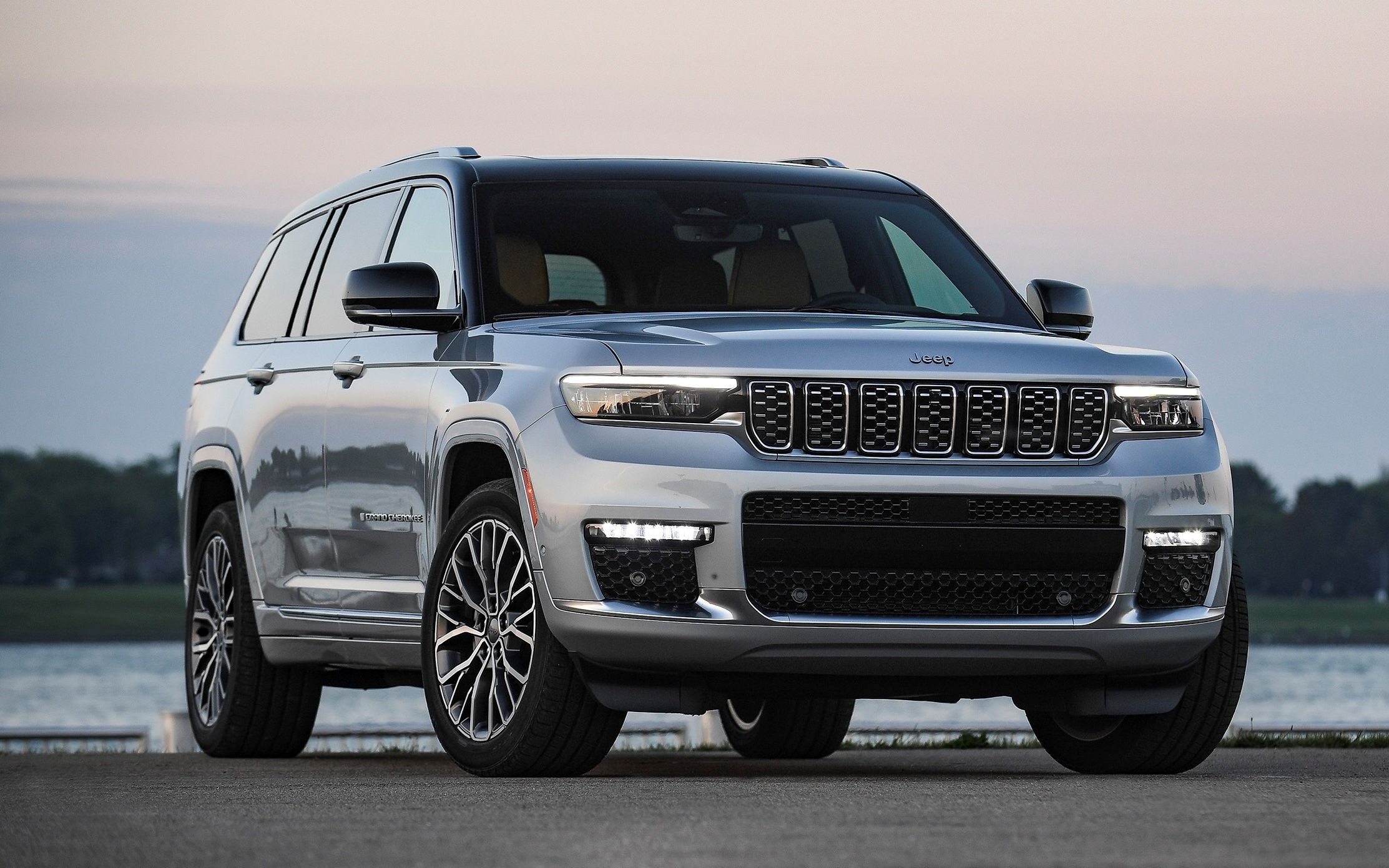 活动  起步售价45万!搭v8 8at 全时四驱,2022款jeep大切诺基正式亮相