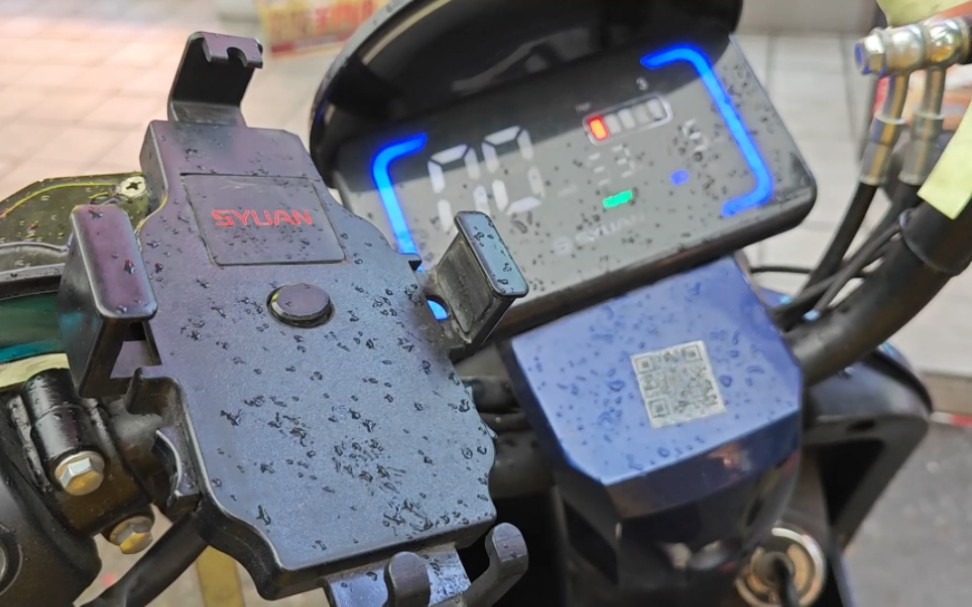 特大暴雨,车子突发故障,只能推车去送外卖,导致6单全超时,广州最倒霉