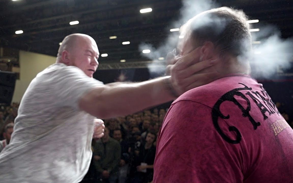 战斗民族扇耳光大赛,前冠军竟被一巴掌扇晕!连ufc总裁都惊动了