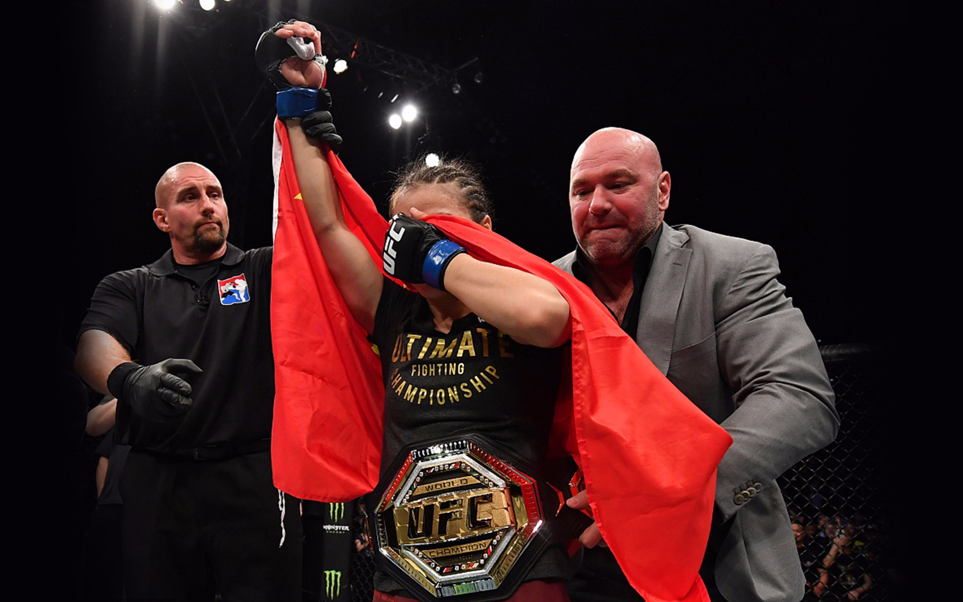 仅用42秒ko现役ufc草量级拳王杰西卡-安德拉德,成为了中国首位ufc世界