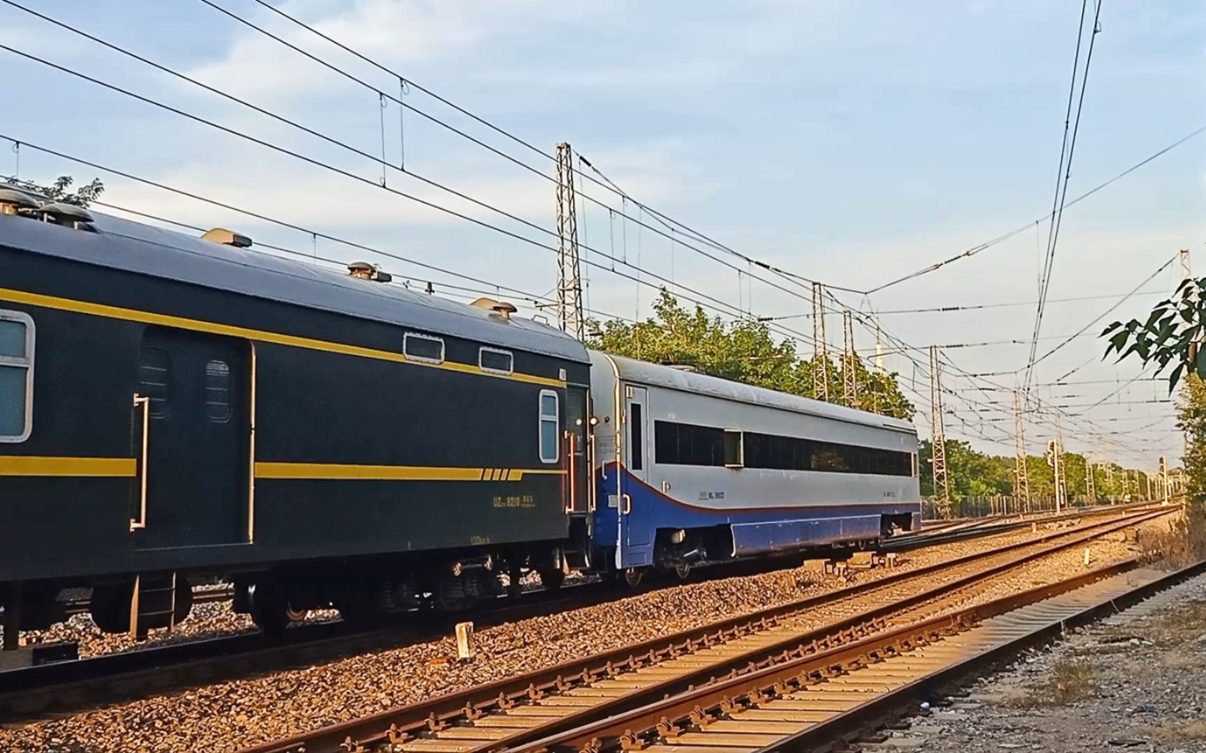 韶山9型电力机车牵引带了白色轨道检查车的客车1462接近蚌埠站