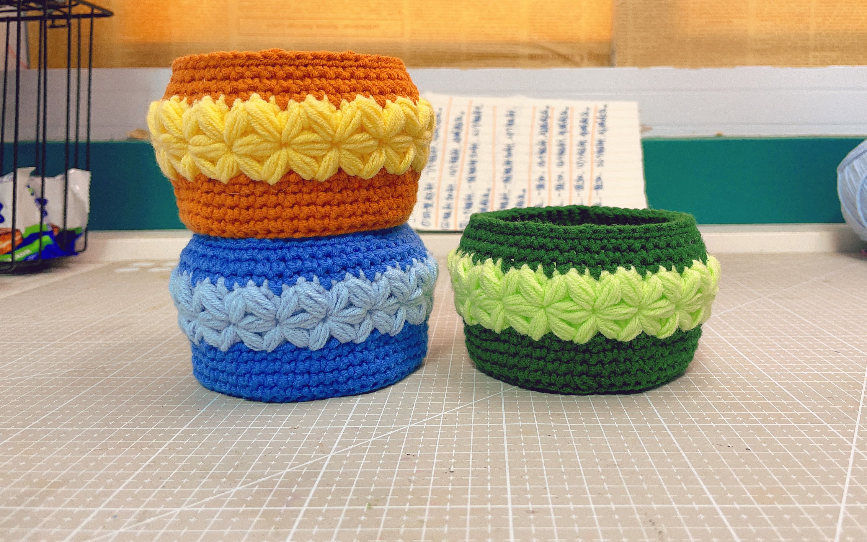 手工制作—钩针编织〗毛线钩织六瓣花收纳盒,短针和枣形针.