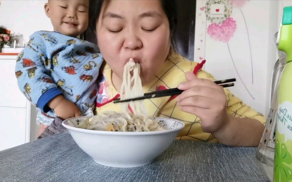 饮食记录—一块大鸡胸,两块钱手擀面,一兜绿豆芽,清淡美味的鸡丝汤面,吃的娘俩美滋滋哔哩哔哩bilibili