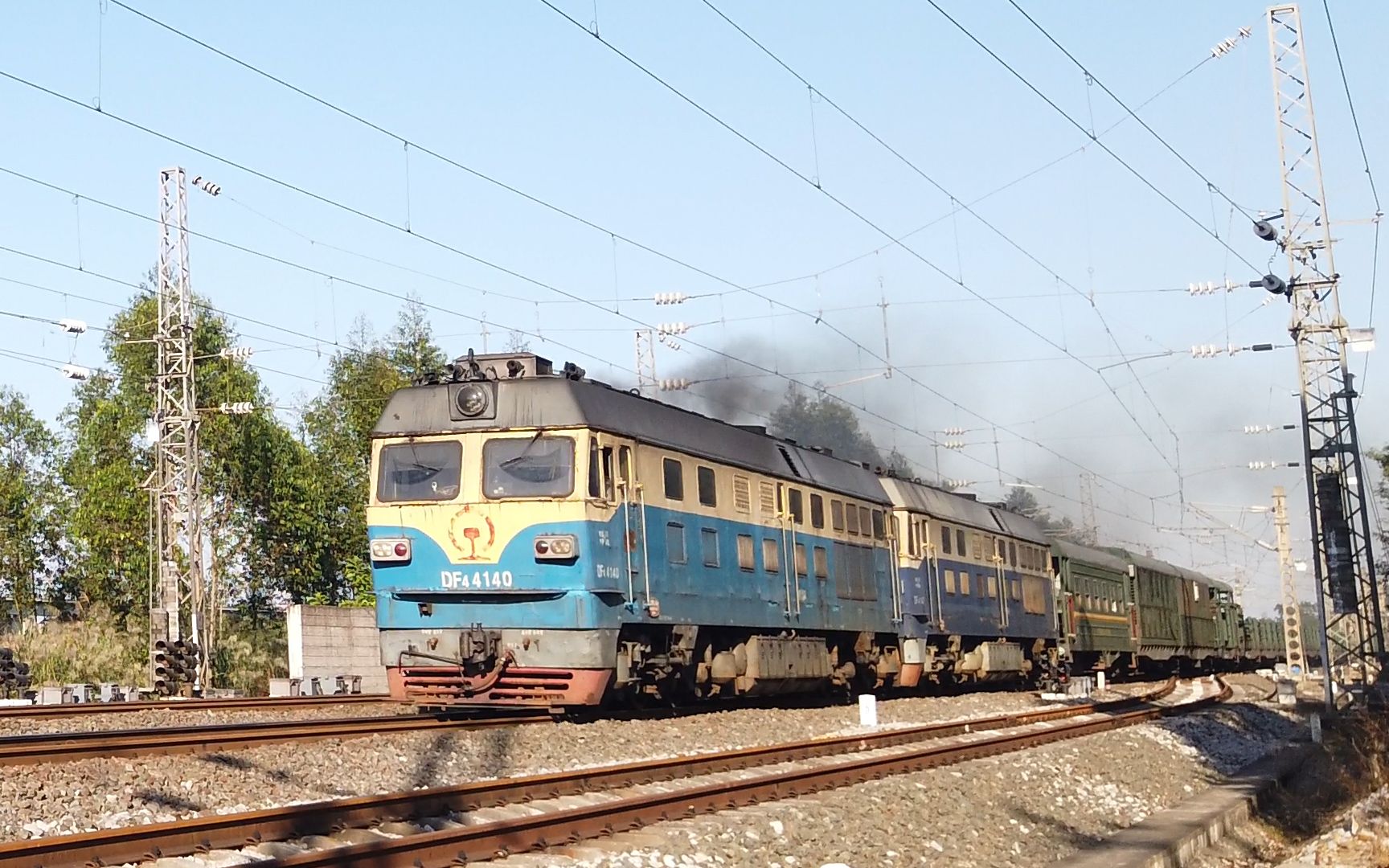 湘桂线金鸡村站拍双机东风4c拉长轨车