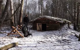 Video herunterladen: 暴风雪期间躲在一个巨大的地下室里，在丛林遮蔽处过夜