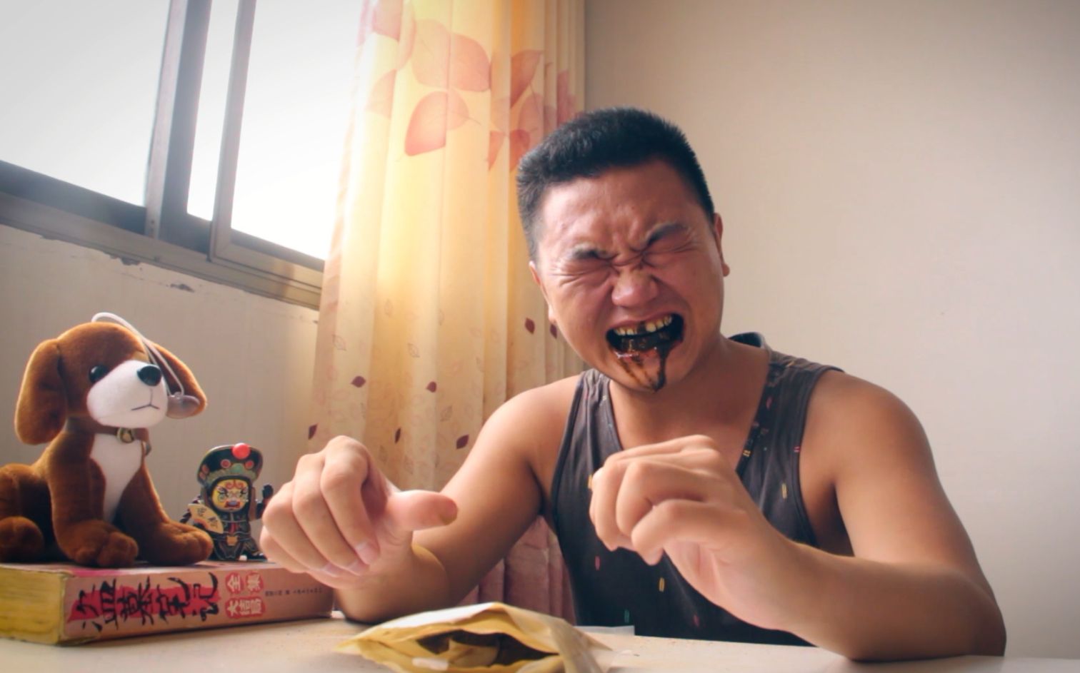 小伙挑战吃黄连,一口下去苦的不要不要的