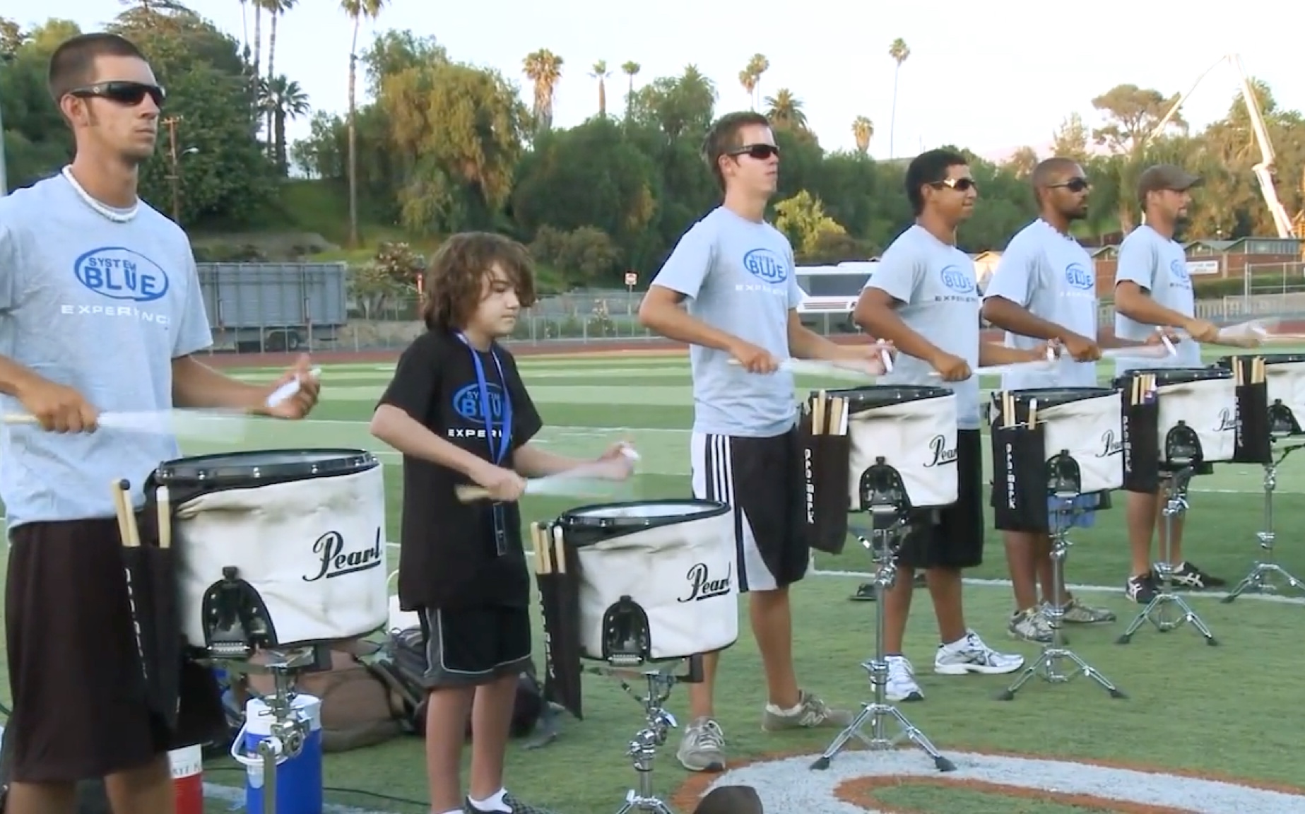 【行进打击乐】2010 Blue Devils drumline  12 yr old Brandon MORE 发点挺早的视频哔哩哔哩bilibili