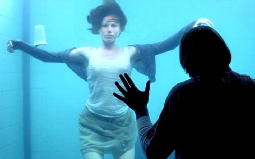 金发美女竟被变态活活溺死制成玩偶5分钟看完科幻惊悚电影入侵脑细胞