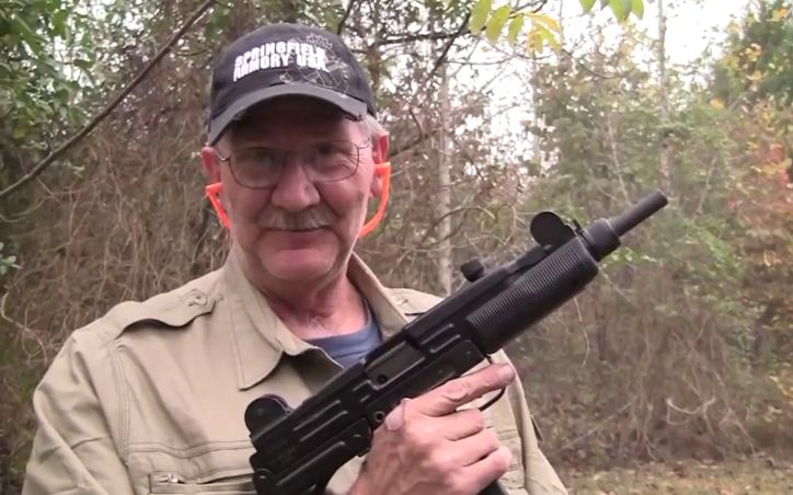 [图]【hickok45/中字】全自动乌兹射击50瓶饮料