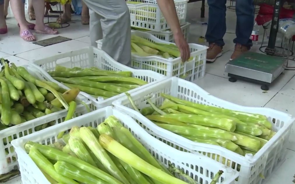 削笋如泥!执着大叔发明莴笋削皮机,3秒皮肉分离,1月卖出80多台