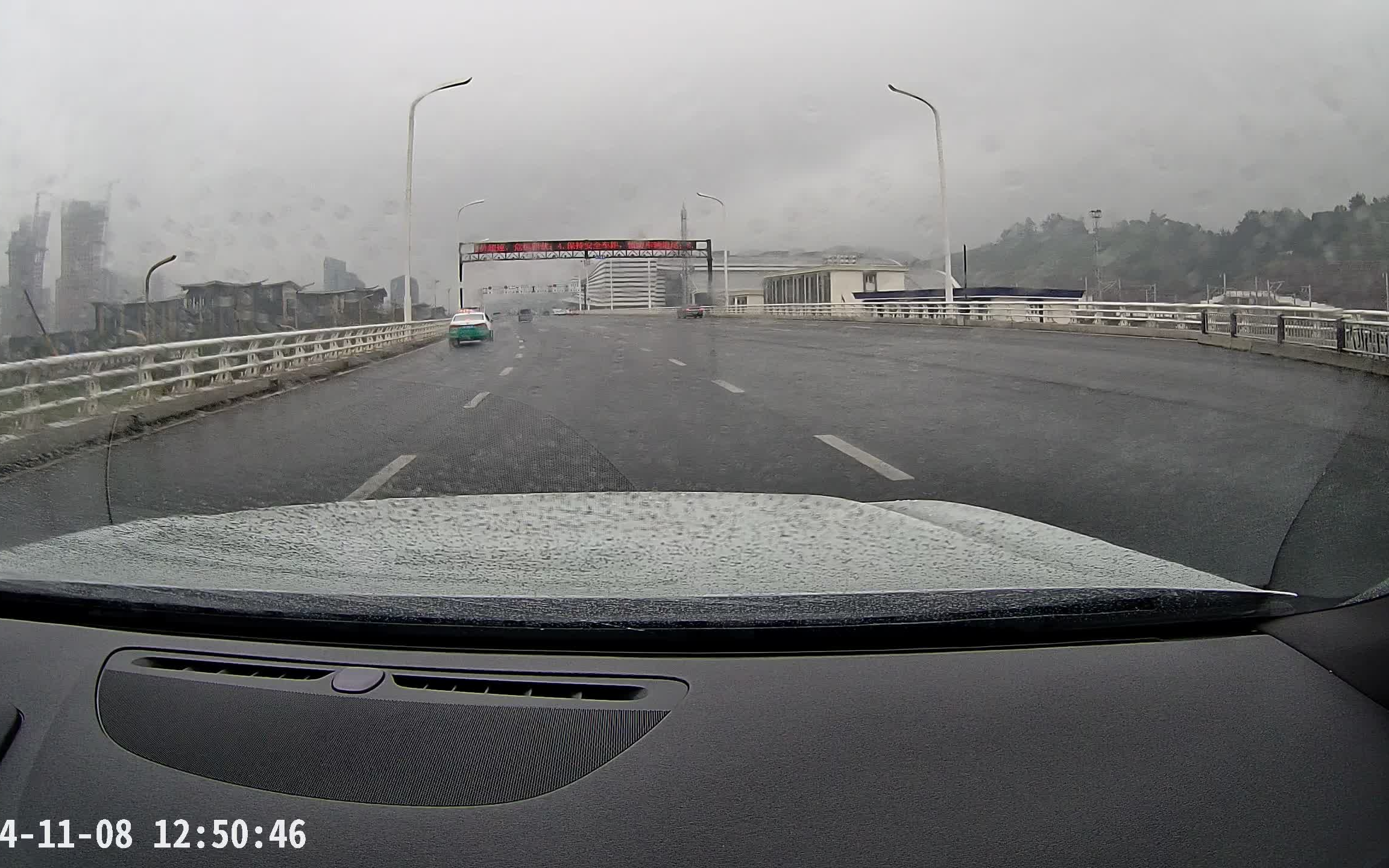 沃尔沃S90烟雨中经过宜宾高铁站看到高铁驶过哔哩哔哩bilibili