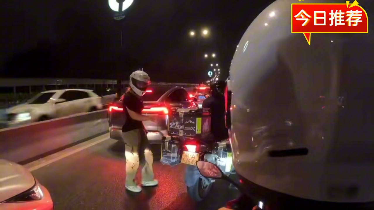 杭州:骑手自拍冲撞交警闯卡,热心的哥横车拦停嫌疑人