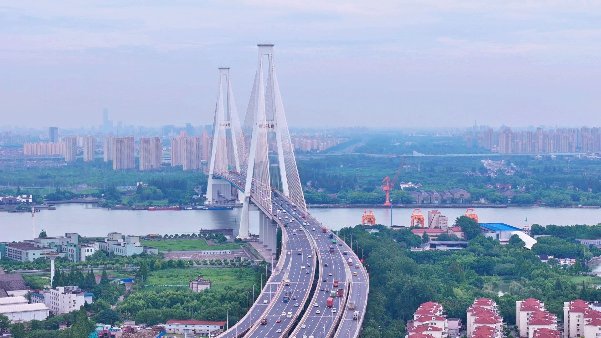 阴天下的上海徐浦大桥,遇见曲折的黄浦江