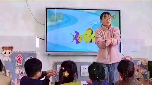 幼儿园小班音乐公开课《小鱼游游游》 这堂课效果非常不错,好评 2023年新课,【课堂实录+教案+ppt+反思+教具打印+背景音乐】持续更新中~ 幼哔哩哔...