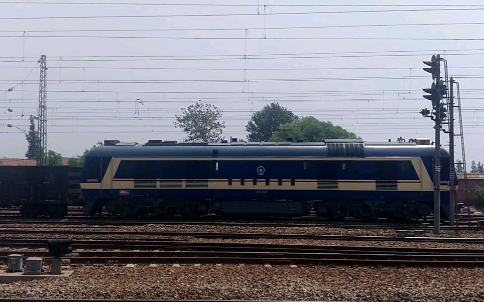 中国铁路济局青段df8b牵引敞车大列去黄岛i场感受柴油机的轰鸣