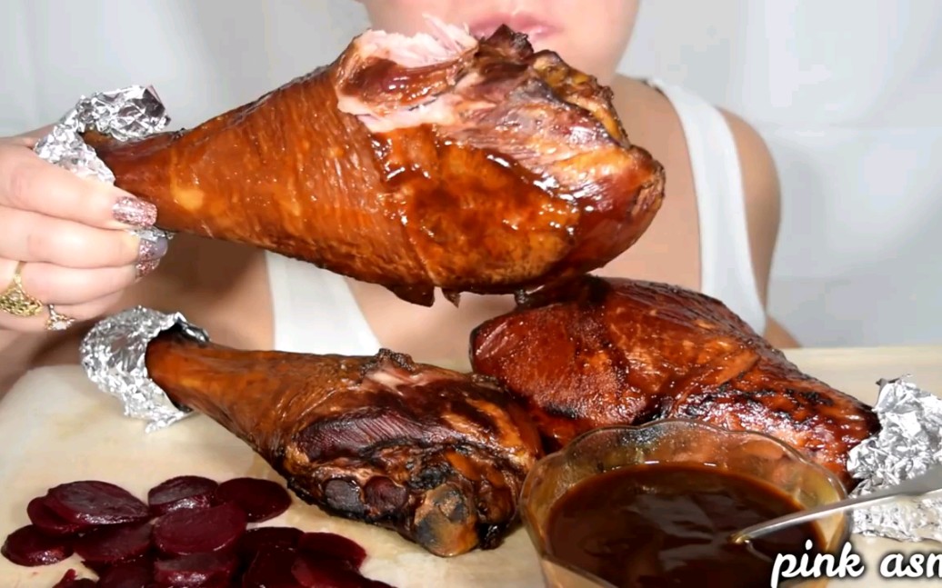 【吃播咀嚼音】让人忍不住想要咬一口的烤火鸡腿