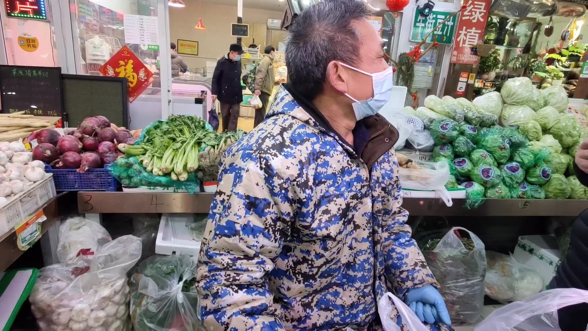 北京蔬菜價格有起有落,買菜老哥憑個人魅力報菜價,讓人心情舒暢