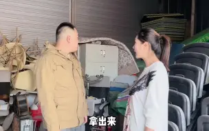 Video herunterladen: 花姐最近喜欢挖掘我的私人秘密…