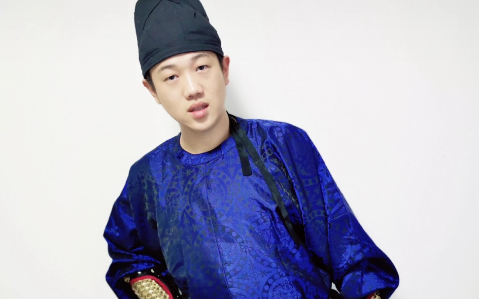 唐窄袖圆领袍配山文甲护臂