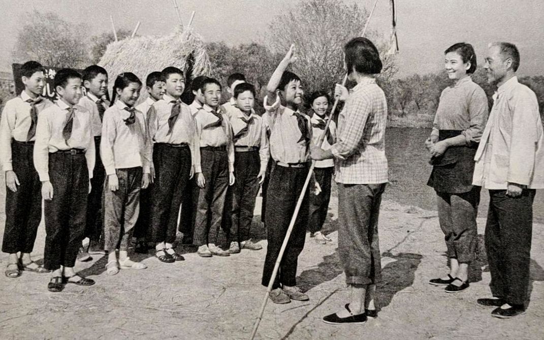 [图]（优秀儿童电影歌曲）故事片《阿勇》插曲《红霞万朵放光彩》1975年