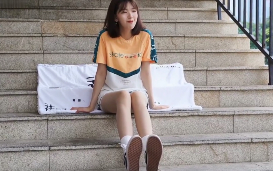 长筒白棉袜和帆布鞋充满了年轻气息