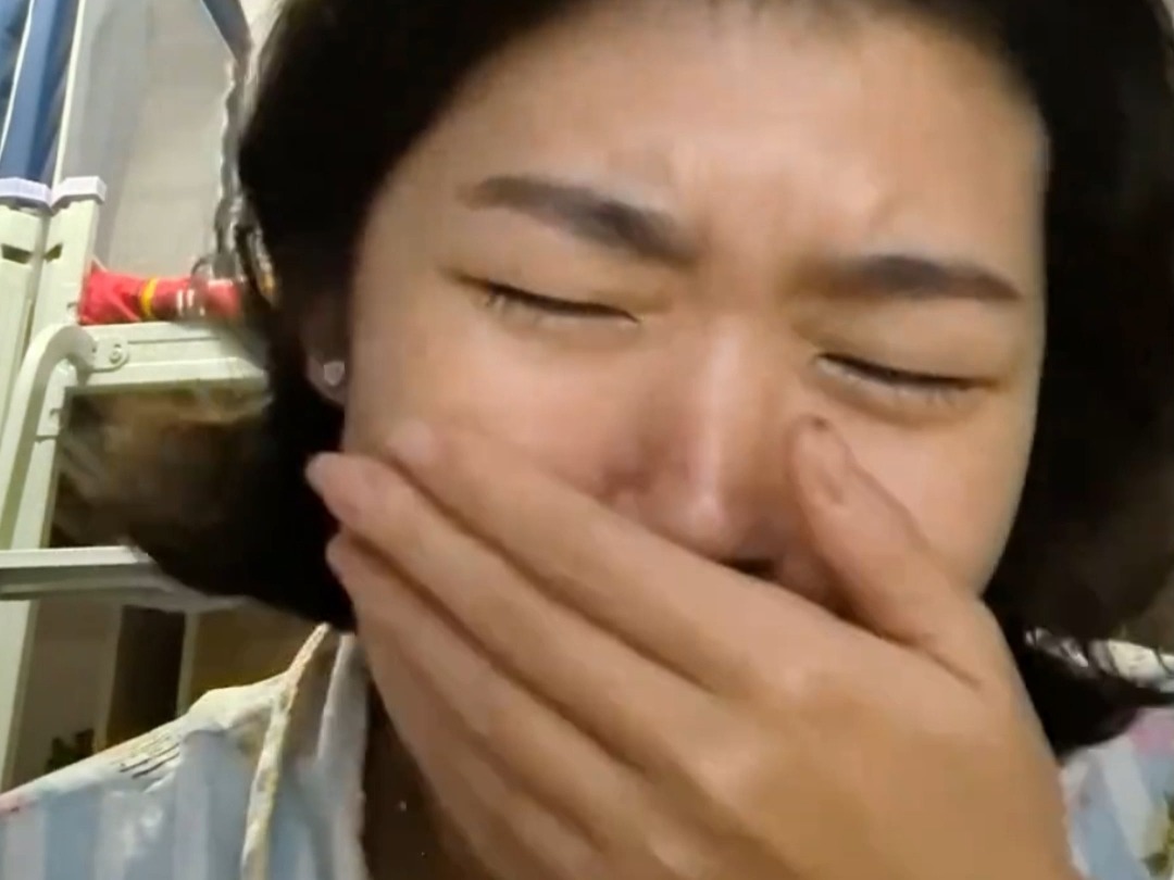 女大学生骑电动车磕掉门牙,录视频时看到自己的样子哭得更惨了,网友