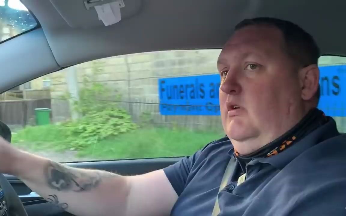 美食博主danny决定要去一家饱受英国当地争议的中餐店用餐!