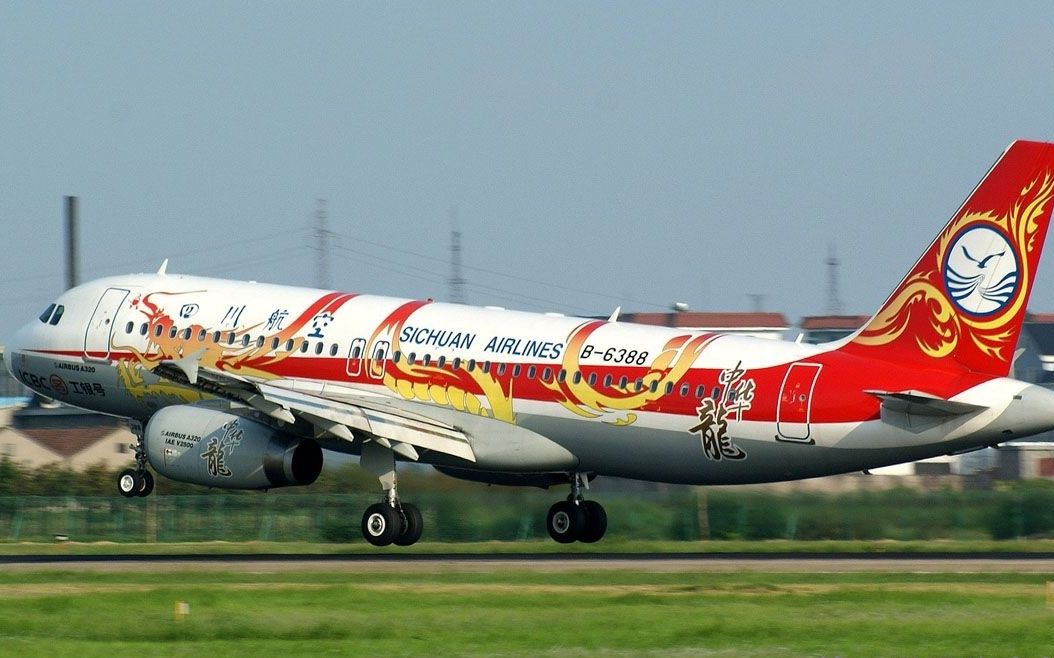 【机翼视角】四川航空a320-214 彩绘"中华龙"号落地郑州新郑国际机场