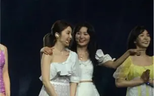 Download Video: ［SeulRene］当麒麟看到台下有自己小时候头像的玩偶时。