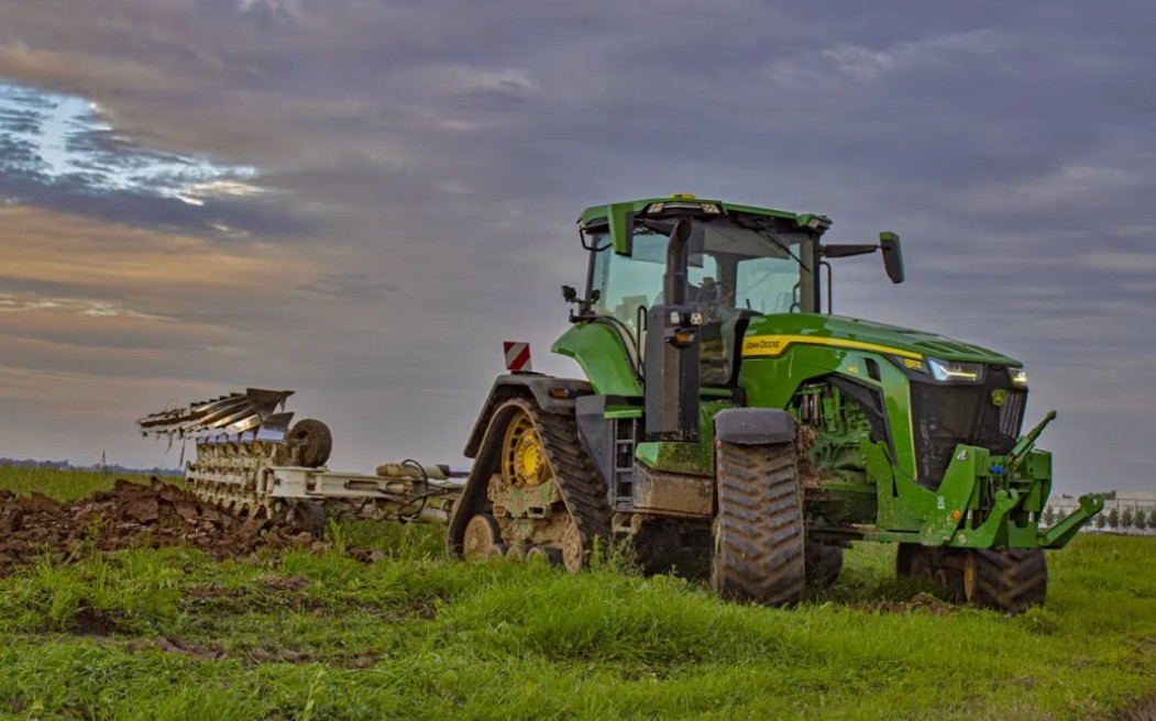 约翰迪尔(john deere)8rx410全履带式拖拉机犁地作业