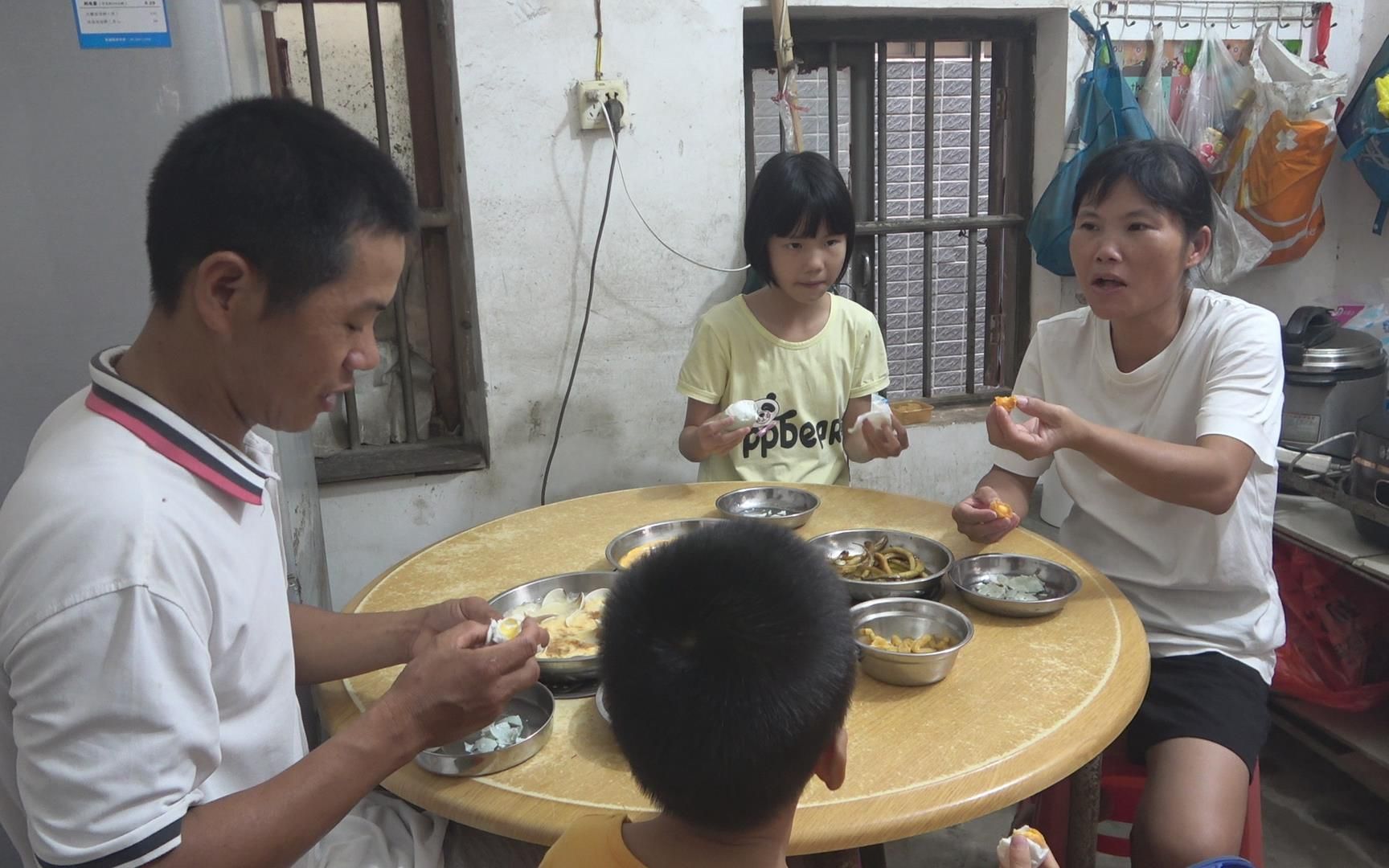 吃着鱼虾蟹生的海鸭蛋,怎么都好吃,小池做鸭蛋宴几种吃法吃过瘾哔哩哔哩bilibili