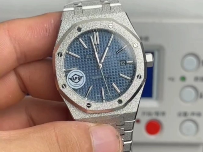 aps厂爱彼15400霜金腕表详细开箱视频评测,您知道其中细节所在吗?