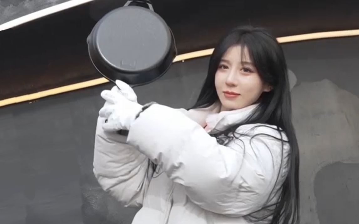 呆妹接神秘任务,平底锅"挖雪"可爱爆表!_和平精英