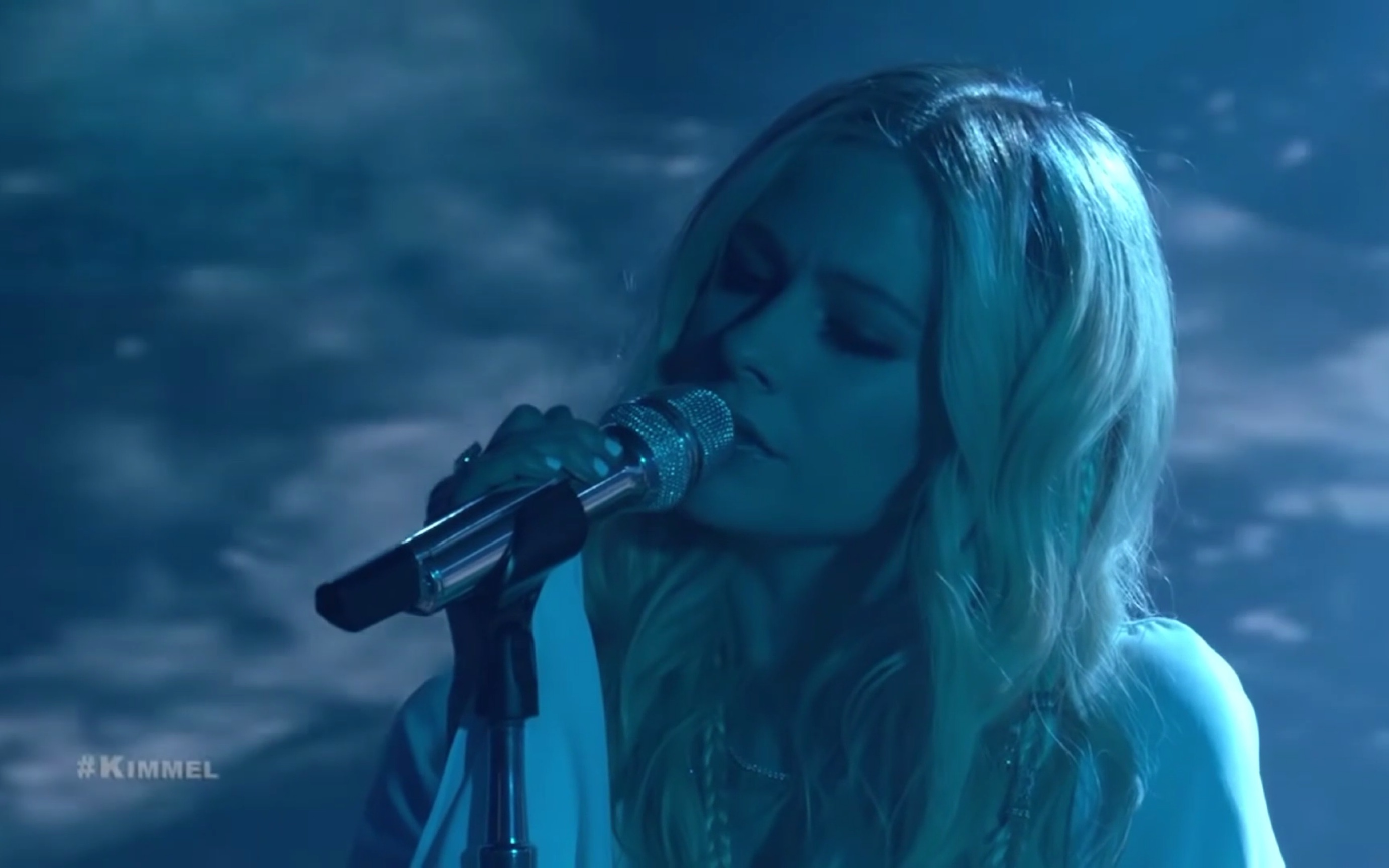 head above water 艾薇儿新单动情首演现场