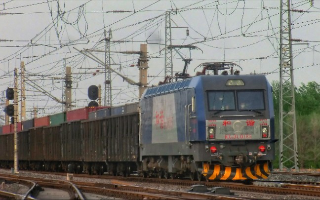 于虎线田义屯站,上行11216次货运列车通过2道,本务机车沈局沈段hxd3c